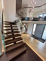 Escalier droit en L en acier et bois avec garde-corps en verre contemporain, conception d'escalier intérieur à monopoutre