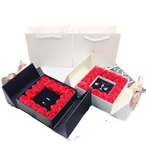 Boîte cadeau carrée à double porte pour la Saint-Valentin avec 16 roses et nœud pour ranger des colliers, des pendentifs, des bijoux - Product Image 5