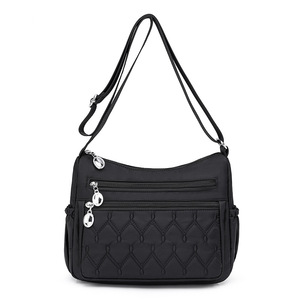 Sac à bandoulière en nylon de grande taille pour femmes, imperméable, léger, décontracté, sac messager pour femmes avec sangle réglable - Product Image 1