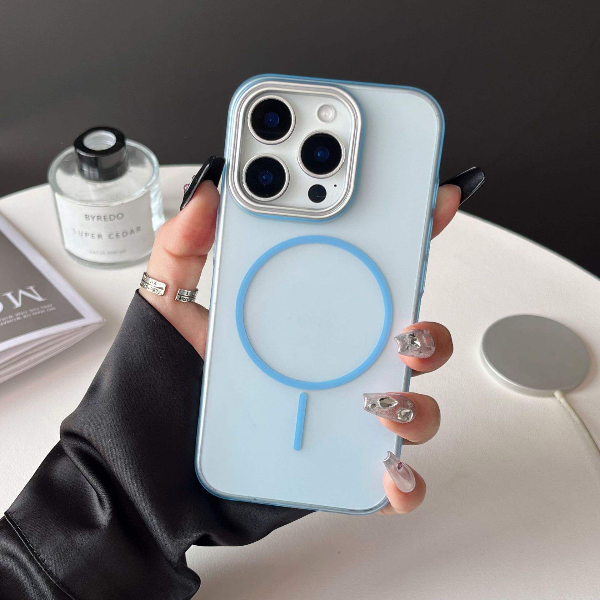 สีฟ้าโปร่งแสง