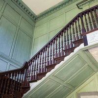 Escalier droit Prima pour intérieur, dimensions personnalisées pour maison neuve, style simple avec rampe continue sécurisée