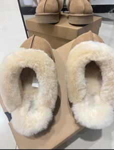 Nouvelles bottes de neige chaudes et luxueuses à semelle épaisse, style tendance, avec semelle souple, chaussures en laine pour l'hiver et le printemps - Product Image 3