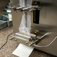 Machine de remplissage verticale automatique de sachets d'eau en gros pour boissons, équipement de fabrication de sachets de bâtonnets glacés