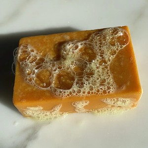 Savon pour le visage éclaircissant à la vitamine <span class=keywords><strong>C</strong></span>, au citron biologique, au curcuma et à l'acide kojique pour les taches brunes - Product Image 4