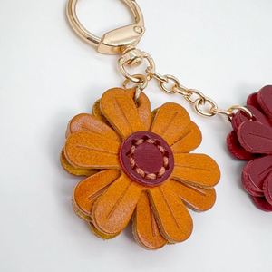 Pu Leather Keychain Creative Daisy Flower Bag <b>Charm</b> Chrysanthemum <b>Charms</b> <b>Keyring</b> for Purse - Product Image 2
