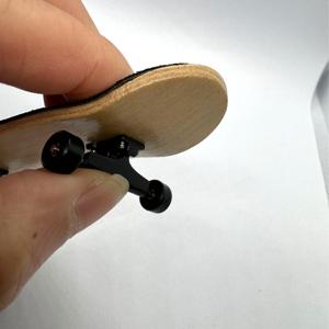 Mini fingerboard professionnel porte-clés avec trucks et roues - Product Image 6