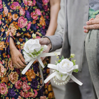 Korsase Pergelangan Tangan Mawar Putih Gaya Eropa Model Lepas Pasang, Set Boutonniere, Bunga Plastik Artifisial Tahan Lama untuk Pengiring Pengantin