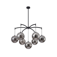 L'hôtel-restaurant de luxe fait la promotion d'un design innovant de lustre sphérique en verre