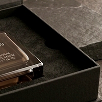 Boîte à parfum rigide de luxe noire magnétique de style livre avec insert intégré pour présentation et emballage cadeau de parfum