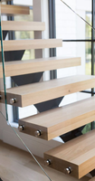 Escalier à poutre longitudinale simple en tube carré avec acier noir thermolaqué, marches en bois