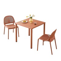 Table carrée en plastique élégante au design minimaliste moderne pour une utilisation en extérieur, restaurants, pâtisseries, balcon