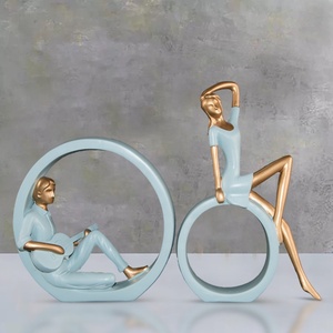 รูปปั้นเรซิ่นเพ้นท์มือลายคู่รักอนิเมะนามธรรม พร้อมโลโก้ขนาดตามสั่ง รูปทรงพีระมิด ดนตรี ความรัก ตกแต่งบ้าน โรงแรม ห้องนั่งเล่น ห้องนอน - Product Image 1