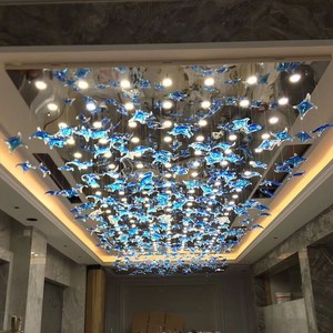 Lustre suspendu bleu sur mesure de luxe, grand modèle, pour plafonds hauts, éclairage personnalisé, chandeliers en verre pour hôtels et centres commerciaux - Product Image 1
