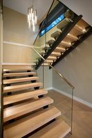CBMMart escalier moderne en forme de U à double quille escalier en acier au carbone avec garde-corps en verre ultra clair