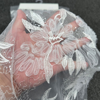 Tissu en dentelle de tulle brodé de sequins floraux texturés blancs GCW-QSU120560 pour studio de couture de créateurs
