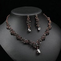 Ensemble de bijoux vintage européens et américains Chaîne de clavicule plaquée or avec collier de pierres précieuses en forme de feuille avec anneau en zircon
