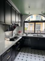 Aparador Negro Moderno de Lujo con Tapa de Mármol, Tiradores Dorados, Puertas y Cajones de Vidrio para Comedor