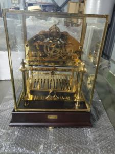 Reloj de escape de latón dorado de 24K con riel en zigzag de los años 20, cadena de fusibles de bola rodante de Congreve, fase lunar visible y plataforma, con cajón - Product Image 4