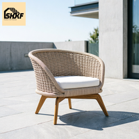 Ensemble de salon de jardin en rotin avec table basse, dossier incurvé tressé et pieds en bois de teck pour terrasse, villa, jardin, hôtellerie, patio