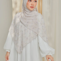 Vente en gros de foulards carrés pour femmes et filles de la marque JL, collection printemps, design floral imprimé, respirant, en coton, design personnalisé.