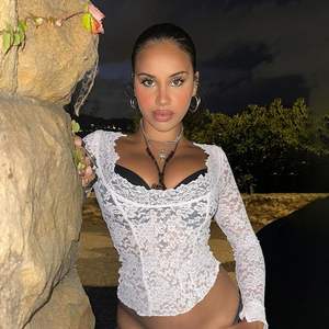 Haut court en dentelle pour femmes, col carré, manches longues, maille respirante, longueur courte, blanc - Product Image 4