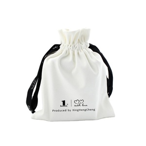 Pochette en velours avec cordon de serrage pour bijoux et cadeaux, sac cosmétique en flanelle, petite quantité en gros, impression personnalisée du logo OEM - Product Image 1