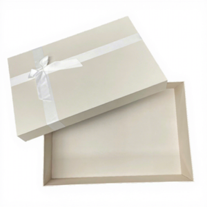 Boîte cadeau en carton rigide recyclable pour vêtements, avec laminage mat et gaufrage - Product Image 1