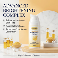 Crème éclaircissante anti-oxydante lissante pour la peau, infusée à l'acide hyaluronique, à l'acide kojique et au niacinamide, pour un teint éclatant et uniforme.