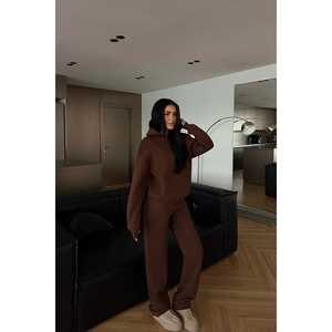 Ensemble de survêtement à capuche marron foncé, confortable et respirant, avec design réfléchissant, logo personnalisé, motif uni, saison hivernale - Product Image 2