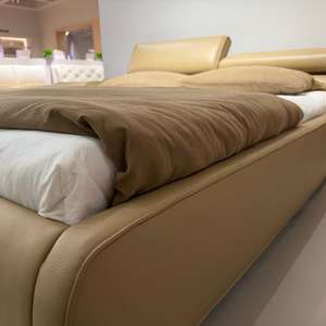 Cama Ergonómica de Cuero de Lujo con Acolchado Suave y Reposacabezas Ajustable para Recámara Principal - Product Image 4