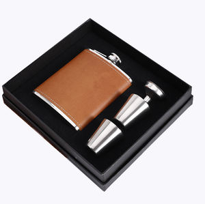 Confezione regalo personalizzata con tasca per liquore in acciaio inossidabile da 6 once 7 once 8 once set regalo con fiaschetta in pelle marrone con imbuto e 2 bicchierini - Product Image 1