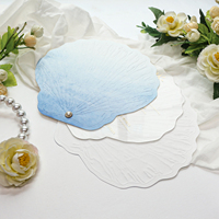 Tarjetas de menú de boda de acrílico transparente con forma de concha azul pálido con accesorios de perlas y patrón en relieve 3D para decoración de eventos de boda
