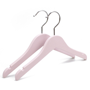 Custom Boutique appendiabiti in legno Non Slip Logo personalizzato appendiabiti in legno con clip antiscivolo per negozio al dettaglio - Product Image 3