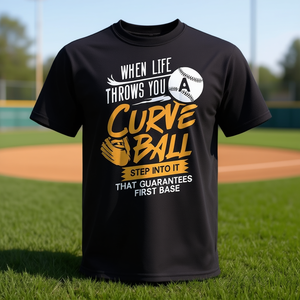 Quand la vie vous lance un lancer à l'échelle, passez à l'action - T-shirt First Base - Product Image 3