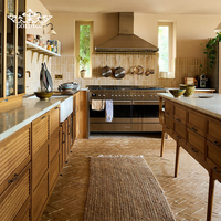 Meubles de cuisine haut de gamme sur mesure de style méditerranéen en bois artisanal avec hotte arquée pour projet de villa