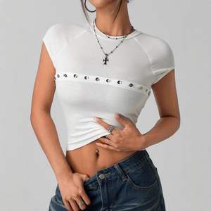Top Corto Blanco de Manga Corta para Mujer, Estilo Urbano, Corte Regular, Tejido de Poliéster, Color Sólido, Cuello Redondo con Detalle de Tachuelas - Product Image 1