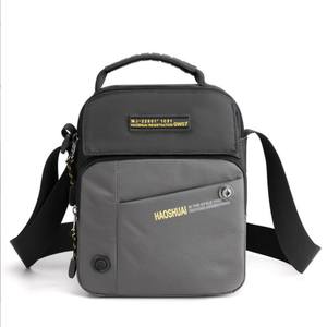 Petit sac à bandoulière carré décontracté pour hommes avec motif à carreaux en cuir - Product Image 5