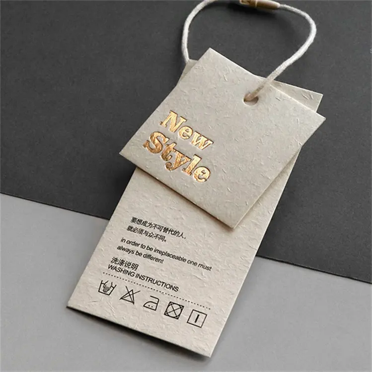 Giyim için kabartmalı hangtag ile yüksek kaliteli mat karton geri dönüşümlü giysi etiketi giyim kağıt etiketi
