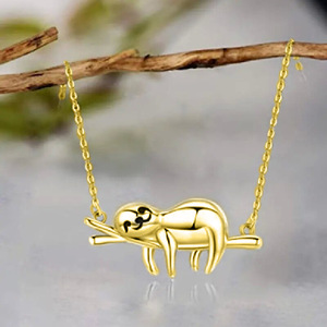 Collana con Ciondolo Bradipo in Oro, Placcata in Oro 22k, Catena a Maglia, Design Animale Carino, Gioiello Unisex per Uso Quotidiano - Product Image 1