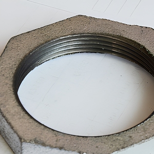 Tuerca hexagonal galvanizada con rosca hembra para fijación de tuberías de agua - Product Image 3