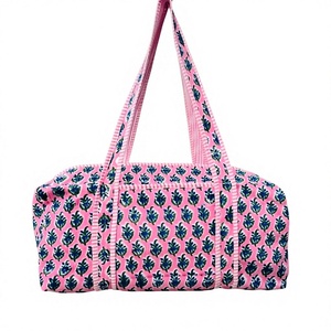 Bolsa de Viaje Acolchada con Estampado de Hojas Rosas, con Cierre de Cremallera, Gran Capacidad, Estilo Weekender - Product Image 1