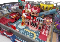 Équipement de jeu souple sur le thème du transport futuriste pour aires de jeux intérieures pour enfants, centres de divertissement familial et centres d'activités commerciaux