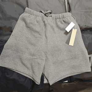 Shorts en coton couleur avoine clair avec patch en caoutchouc pour homme, style streetwear, avec cordon de serrage long, coupe ample et décontractée, essentiel et minimaliste - Product Image 3