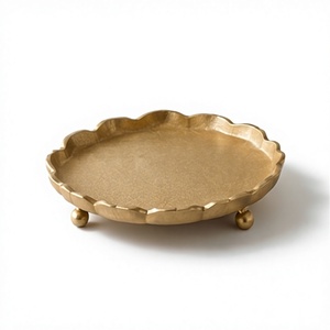 Plateau de service rond en métal festonné de luxe, doré, avec pieds sphériques, pour centre de table, décoration d'événements et de fêtes - Product Image 1