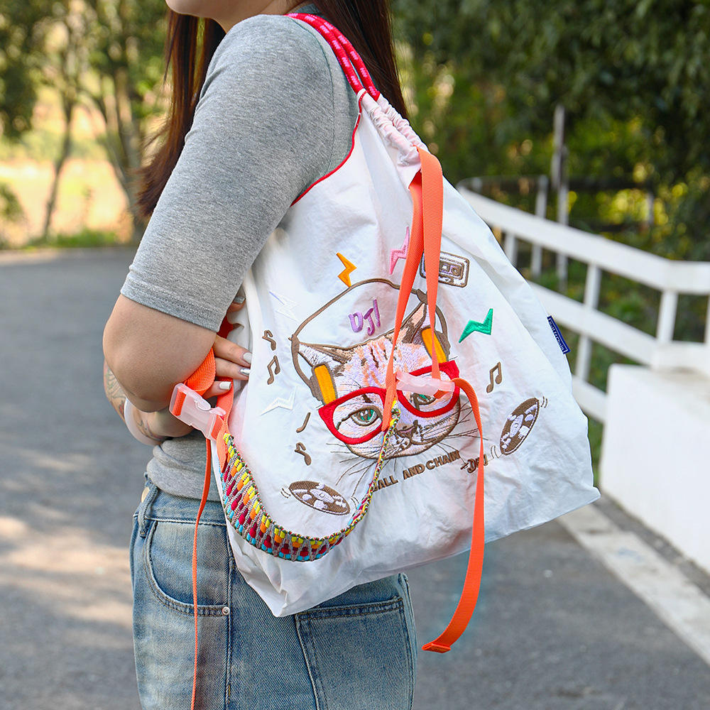 แมวสายฟ้าสีขาวขนาดกลางไม่มีสายคล้องไหล่