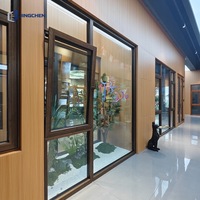 Fenêtre oscillo-battante en bois recouvert d'aluminium, à rupture de pont thermique, double vitrage Low-E, intérieur chêne, ouverture vers l'intérieur, pour villa de luxe