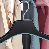 Perchas de inyección de plástico PS negras duraderas de un solo nivel para trajes de ropa superior de mujer abrigo armario Almacenamiento de ropa sala de estar