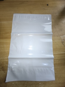 Bolsas de plástico blancas opacas para envíos con logotipo personalizado, protección de la privacidad, para empaques de cosméticos de marca. - Product Image 1