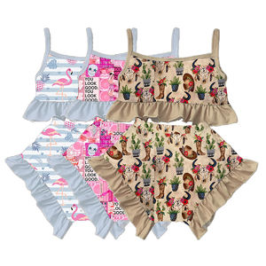 Conjunto de Ropa para Bebé Niña: Top Pequeño con Volantes y Estampado Floral y Braguita a Juego - Product Image 1