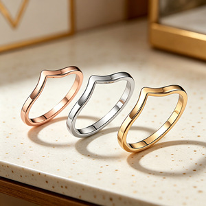 Anillo en V Minimalista Apilable para Mujer, Banda Delgada de Acero Inoxidable Pulido, Tres Tonos, Joyería de Nicho Europea y Americana, Venta al por Mayor - Product Image 1